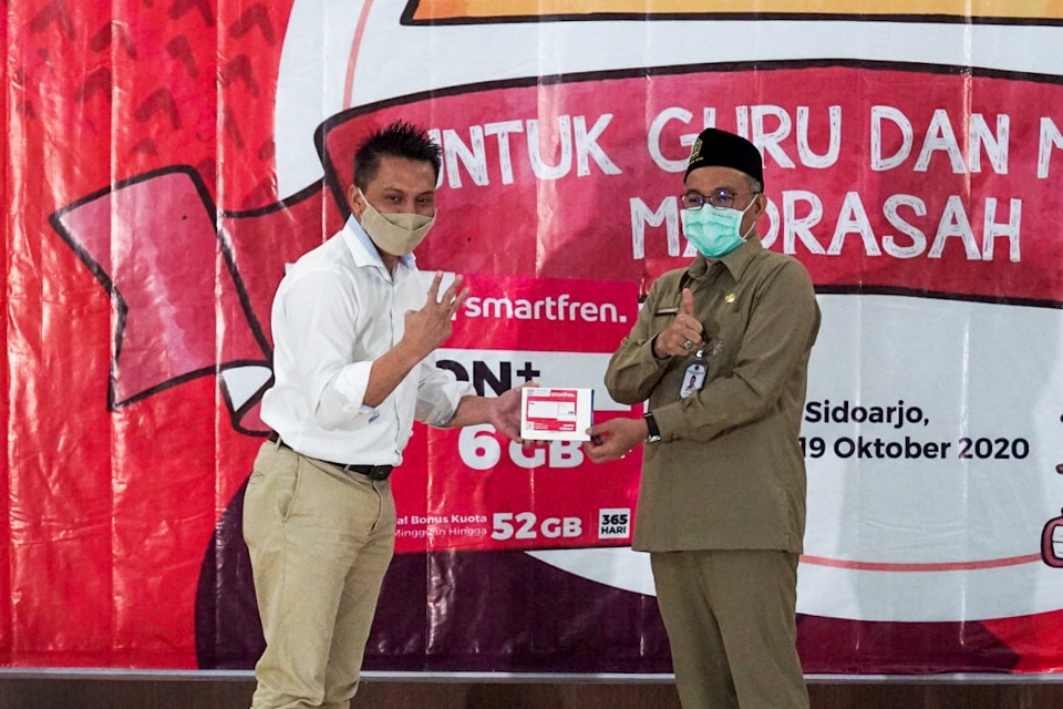 Smartfren Bagikan Bantuan Kartu Perdana Gratis untuk Guru dan Siswa Seluruh Madrasah di Jawa Timur