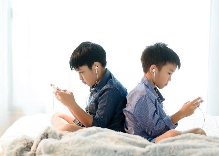 Anak Kecanduan Gadget? Coba 7 Tips Ini untuk Mengatasinya!