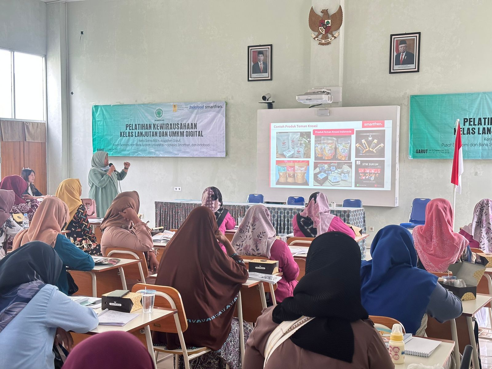 Dukung UMKM Naik Kelas, Kolaborasi Smartfren, PEBS FEB UI, MUI Garut, dan Indofood Hadirkan Pelatihan Kewirausahaan Digital